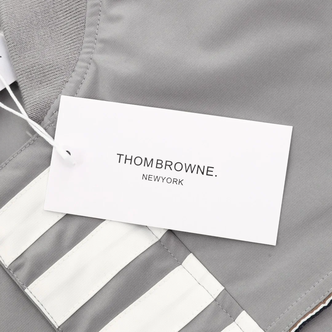 P530 Thom Browne/Thom Browne four-bar baseball jacket is particularly popular this year. Baseball jackets are available at all levels of the market (you must compare the details). The most powerful quality control. Production and research of baseball uniforms for 7 years. Exquisite details. With it, you are the most handsome boy in the world. The lacquered surface is fully flat with four-button buttons (buttons with LOGO). The fabric is customized and shipped for more than a month. It is not ready-made on the market. It is made of woolen blended fabric and is custom-woven and dyed. It has high color fastness. It is recommended to hand wash or dry clean it for the first time. "Knitted ribbing at the hem", the lining is made of silky and delicate cupro fiber material, which can be worn directly next to the body. It is extremely comfortable, a heavy-weight item, purchase version! Size：XS-L